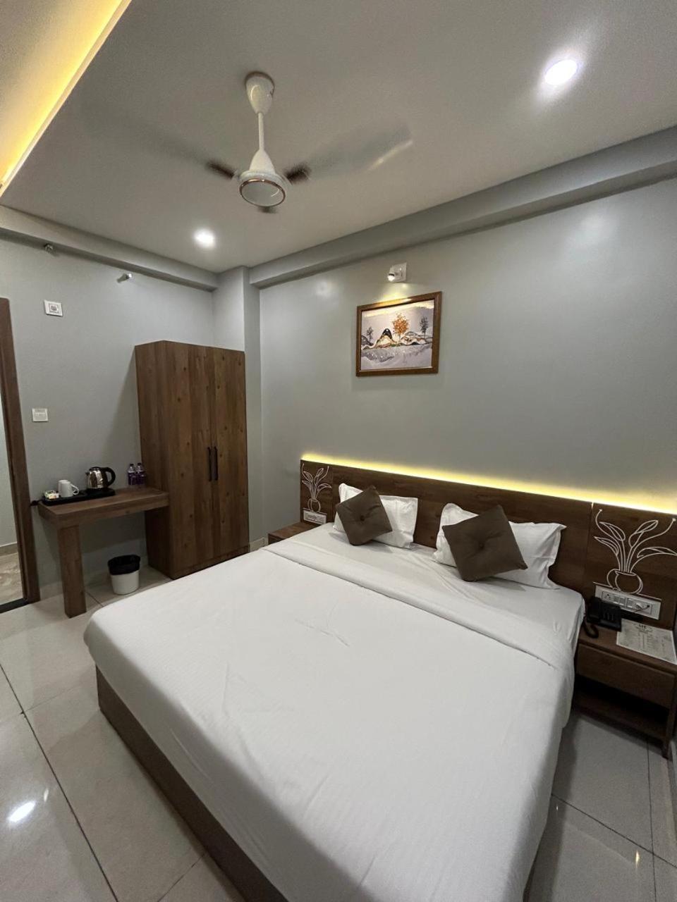 Hotel Holiday Icon Dwārka Extérieur photo