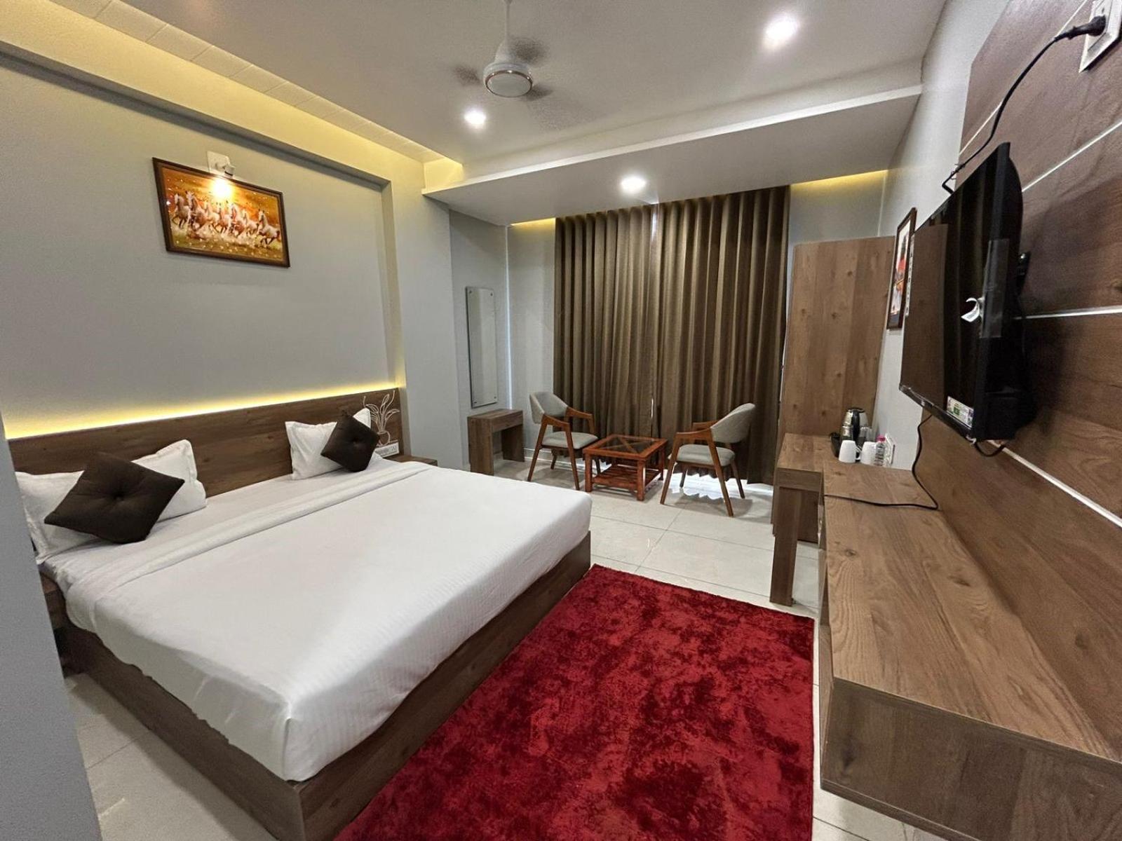 Hotel Holiday Icon Dwārka Extérieur photo